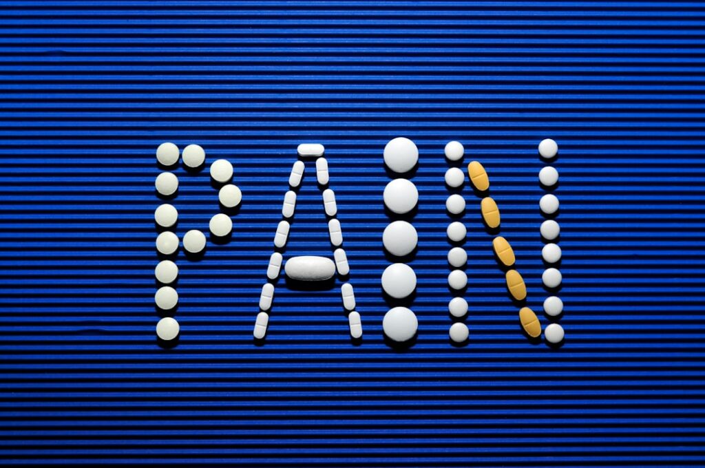 1. Bağırsak ağrısı çeken bir kişinin karın bölgesini tuttuğu görsel