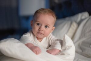 - Kabız olan huzursuz bir bebek.